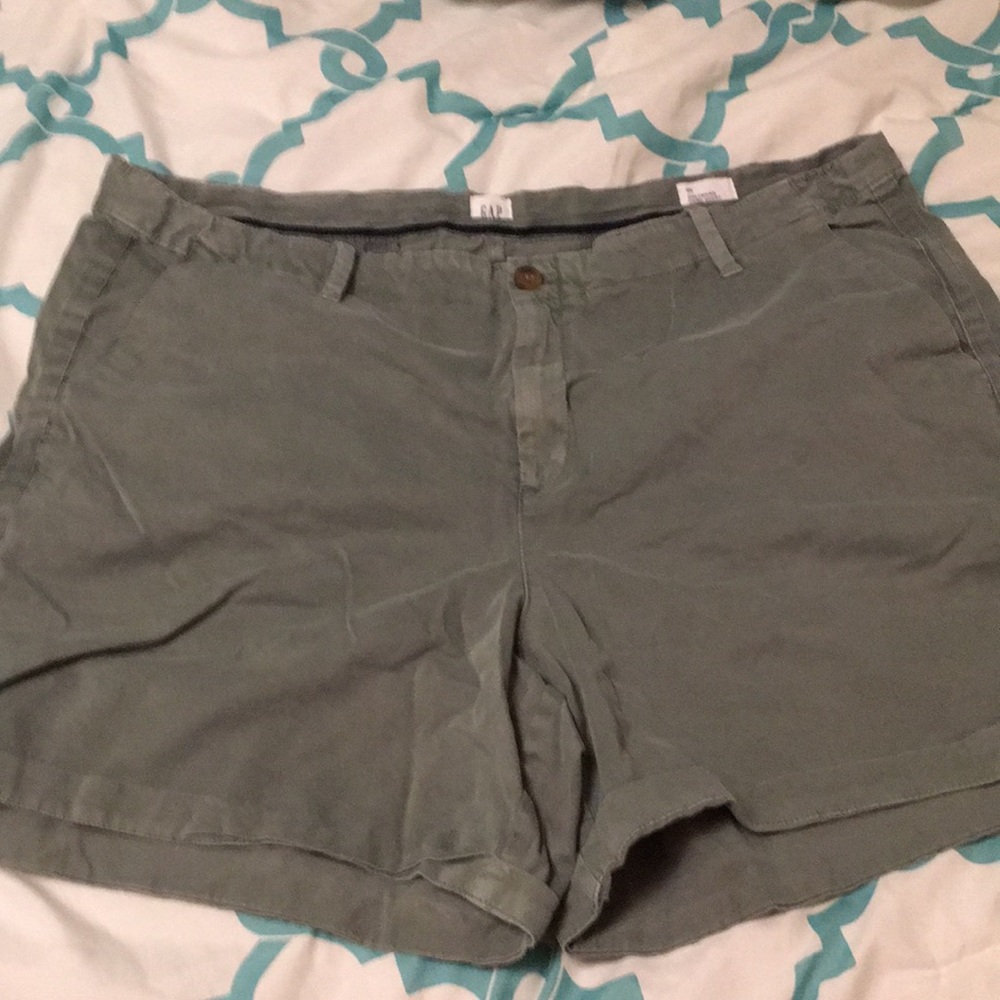 Gap girlfriend chino shorts